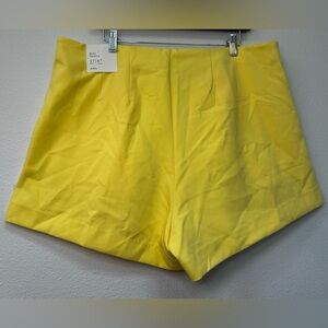 A New Day, Women’s Size 17 yellow pleated casual dress shorts. New With Tag